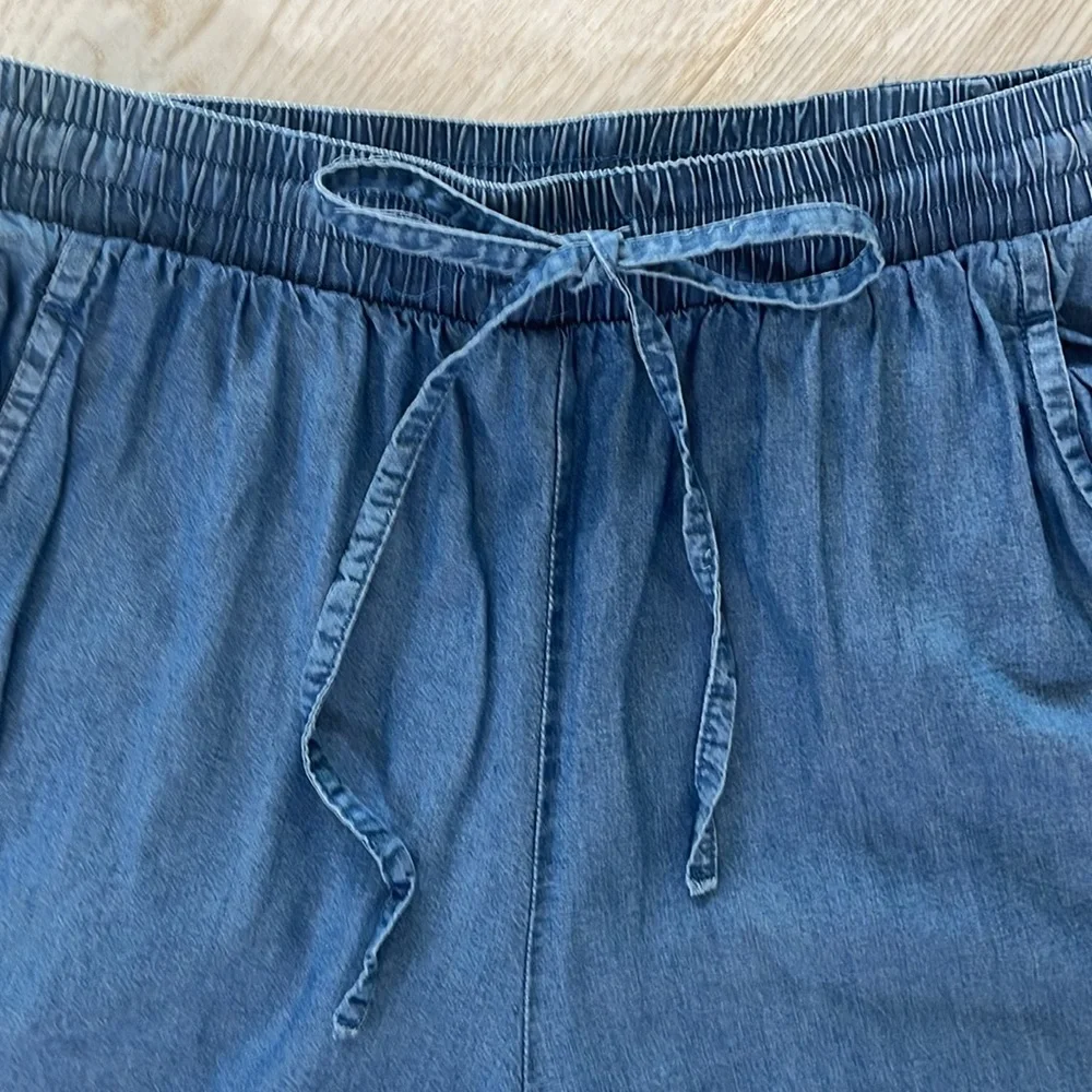 Women’s size XS lightweight pull on chambray pants. - Picture 2 of 4